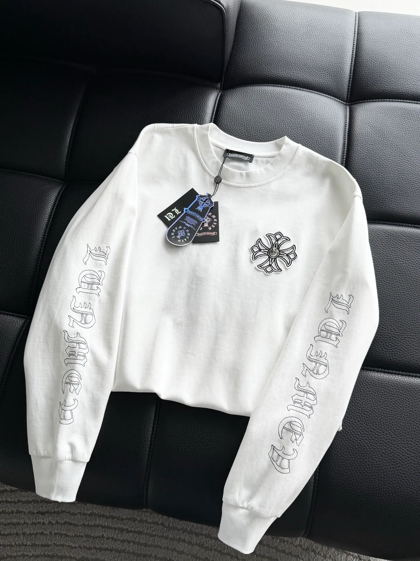 P408 💰ChromeHearts Chrome Heart Round Neck Sweater Long Sleeve The pursuit of quality guarantees the absolute quality! Using double-sided cotton fabric, the texture is clearly visible, the texture is soft, delicate and smooth, custom three-dimensional embroidery ➕ patchwork and leather craftsmanship, full of drape! The workmanship is fine and the shoulder lines are smooth. All imported chain machines are used to make the shoulder rolling strips. It has a certain thickness and is not made of cheap material but has a shiny feel that is comfortable and not tight on the upper body. It is the most avant-garde street item that can be easily matched by both men and women!  Color: black white Size: m-3xl Style number: 3582